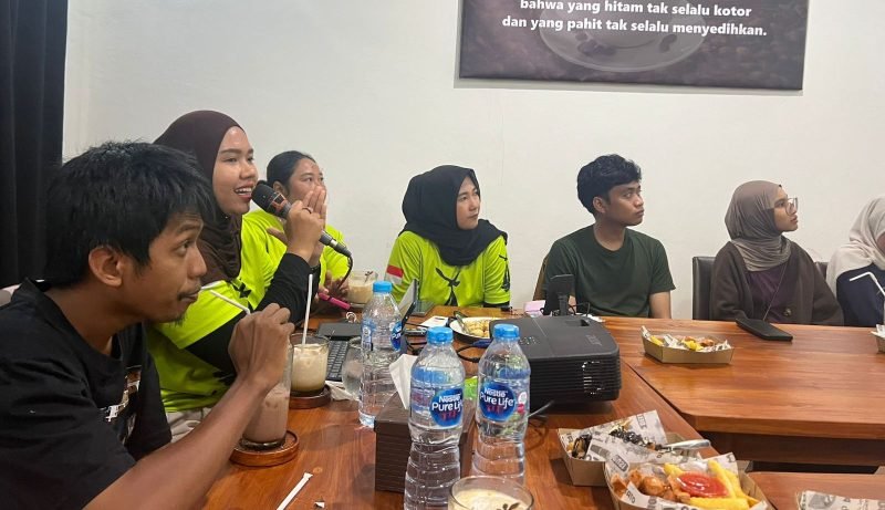 Suasana pemaparan materi oleh narasumber dalam kegiatan temu relawan baru, di Rest Area Café, Minggu (9/11/2025). (Foto: Istimewa)