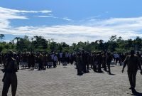 ASN lingkup Pemkab Mimika usai mengikuti apel gabungan OPD di lapangan Kantor Puspem Kabupaten Mimika, Senin (10/11/2025). (Foto: Galeri Papua/Ahmad)
