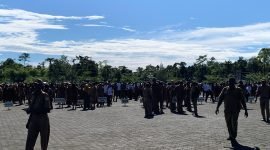 ASN lingkup Pemkab Mimika usai mengikuti apel gabungan OPD di lapangan Kantor Puspem Kabupaten Mimika, Senin (10/11/2025). (Foto: Galeri Papua/Ahmad)
