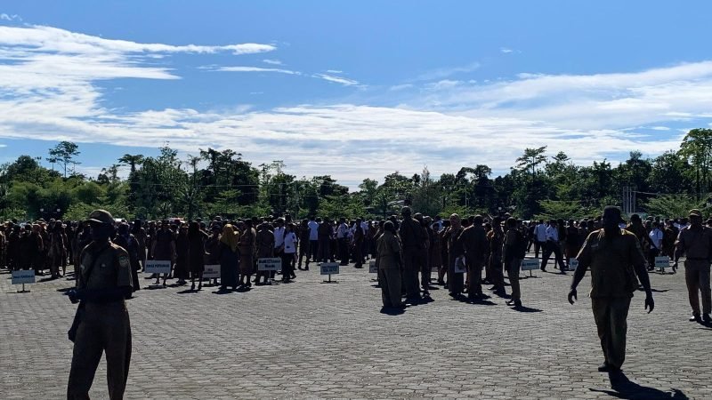 ASN lingkup Pemkab Mimika usai mengikuti apel gabungan OPD di lapangan Kantor Puspem Kabupaten Mimika, Senin (10/11/2025). (Foto: Galeri Papua/Ahmad)
