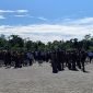 ASN lingkup Pemkab Mimika usai mengikuti apel gabungan OPD di lapangan Kantor Puspem Kabupaten Mimika, Senin (10/11/2025). (Foto: Galeri Papua/Ahmad)
