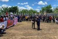 Massa aksi menggeruduk kantor DPRK Mimika pada Senin (10/11/2025). (Foto: Galeri Papua/Ahmad)