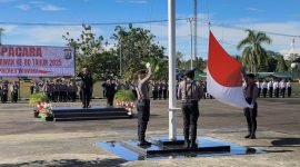 Wakapolres Mimika saat memimpin upacara peringatan Hari Pahlawan di Mapolres Mimika, Jalan Agimuga, Mile 32, Kuala Kencana, Mimika, Papua Tengah, Senin (10/11/2925). (Foto: Galeri Papua/Ahmad)