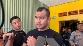 Kasat Reskrim Polres Mimika, AKP Rian Oktaria saat ditemui wartawan di Jalan Busiri Ujung, Mimika, Papua Tengah, Rabu (12/11/2025). (Foto: Galeri Papua/Ahmad)