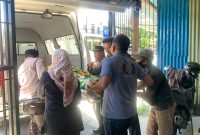 Jenazah korban saat dievakuasi ke dalam mobil untuk dibawa ke RSUD Mimika, Rabu (12/11/2025). (Foto: Galeri Papua/Ahmad)