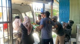 Jenazah korban saat dievakuasi ke dalam mobil untuk dibawa ke RSUD Mimika, Rabu (12/11/2025). (Foto: Galeri Papua/Ahmad)