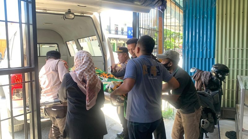 Jenazah korban saat dievakuasi ke dalam mobil untuk dibawa ke RSUD Mimika, Rabu (12/11/2025). (Foto: Galeri Papua/Ahmad)
