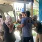 Jenazah korban saat dievakuasi ke dalam mobil untuk dibawa ke RSUD Mimika, Rabu (12/11/2025). (Foto: Galeri Papua/Ahmad)