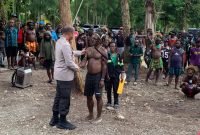 Kepala Kepolisian Daerah (Kapolda) Papua Tengah, Brigjen Pol Alfred Papare didampingi Kapolres Mimika, AKBP Billyandha Hildiario Budiman beserta sejumlah PJU Polda Papua dan Polres Mimika, Pj Sekda Kabupaten Puncak, perwakilan DPRP Papua Tengah dan Ketua MRP Papua Tengah menemui pihak bertikai di Distrik Kwamki Narama, Kamis (13/11/2025). (Foto: Galeri Papua/Ahmad)