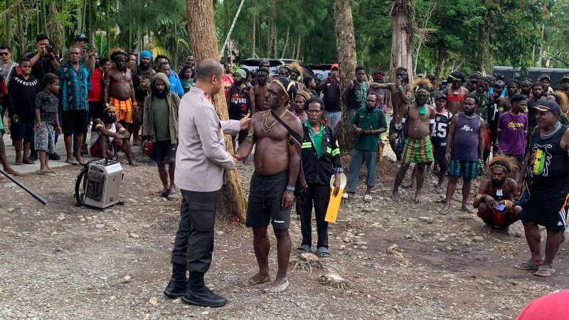 Kepala Kepolisian Daerah (Kapolda) Papua Tengah, Brigjen Pol Alfred Papare didampingi Kapolres Mimika, AKBP Billyandha Hildiario Budiman beserta sejumlah PJU Polda Papua dan Polres Mimika, Pj Sekda Kabupaten Puncak, perwakilan DPRP Papua Tengah dan Ketua MRP Papua Tengah menemui pihak bertikai di Distrik Kwamki Narama, Kamis (13/11/2025). (Foto: Galeri Papua/Ahmad)