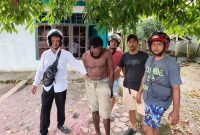 Polisi berhasil menangkap pelaku dan hendak dibawa ke Polsek Mimika Baru, Senin (10/11/2025). (Foto: Istimewa/Polsek Miru)