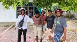 Polisi berhasil menangkap pelaku dan hendak dibawa ke Polsek Mimika Baru, Senin (10/11/2025). (Foto: Istimewa/Polsek Miru)