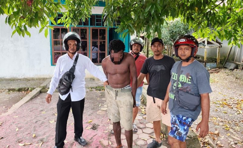Polisi berhasil menangkap pelaku dan hendak dibawa ke Polsek Mimika Baru, Senin (10/11/2025). (Foto: Istimewa/Polsek Miru)
