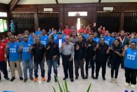 Foto bersama para peserta dan jajaran pengurus APKM pada seremoni pembukaan Pelatihan Kepemimpinan dan Public Speaking di Aula Bobaigo Keuskupan Timika, Sabtu (15/11/2025). (Foto: Galeri Papua/Ahmad)