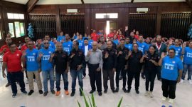 Foto bersama para peserta dan jajaran pengurus APKM pada seremoni pembukaan Pelatihan Kepemimpinan dan Public Speaking di Aula Bobaigo Keuskupan Timika, Sabtu (15/11/2025). (Foto: Galeri Papua/Ahmad)