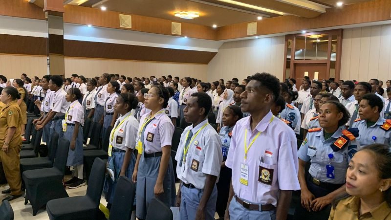 Ratusan siswa dari SMP/SMA sederajat di Timika hadiri seremoni pembukaan kegiatan pembinaan kesenian di Hotel Cartensz Timika, Senin (17/11/2025). (Foto: Galeri Papua/Ahmad)