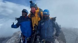 Betho dan Simon bersama seorang pendaki yang merupakan warga negara asing (WNA) berhasil naik ke puncak tertinggi di Indonesia, Piramida Cartensz yang berada di ketinggian 4.884 MDPL. (Foto: Istimewa)
