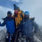 Betho dan Simon bersama seorang pendaki yang merupakan warga negara asing (WNA) berhasil naik ke puncak tertinggi di Indonesia, Piramida Cartensz yang berada di ketinggian 4.884 MDPL. (Foto: Istimewa)