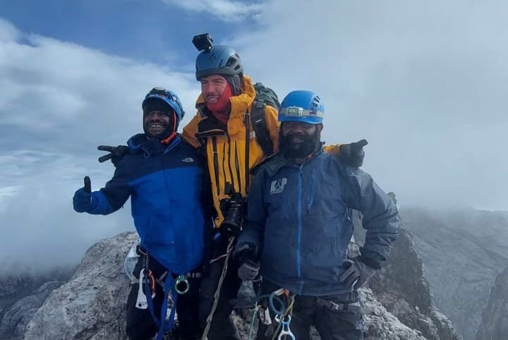Betho dan Simon bersama seorang pendaki yang merupakan warga negara asing (WNA) berhasil naik ke puncak tertinggi di Indonesia, Piramida Cartensz yang berada di ketinggian 4.884 MDPL. (Foto: Istimewa)