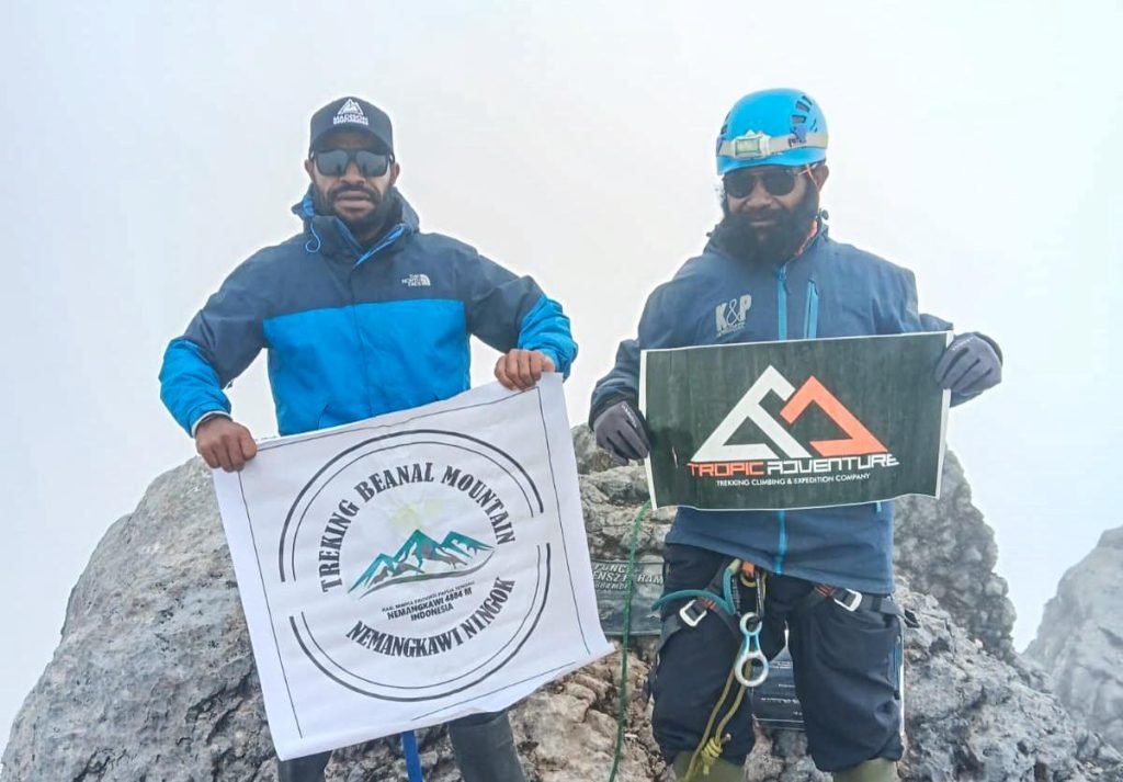 Betho dan Simon berhasil naik ke puncak tertinggi di Indonesia, Piramida Carstensz yang berada di ketinggian 4.884 MDPL. (Foto: Istimewa)