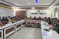 Kepolisian Resor (Polres) Mimika menggelar rapat koordinasi bersama jajaran Forum Komunikasi Pimpinan Daerah (Forkopimda) guna mempercepat penanganan konflik antar kelompok keluarga yang kembali memanas di Distrik Kwamki Narama.