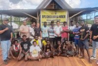 Potret Satgas Ops Cinta Damai Noken 2025 Polres Mimika, sedang merehab sarana ibadah Gereja Katolik Santa Maria Magdalena Poumako sebagai wujud kepedulian Polri terhadap masyarakat, Selasa 18 November 2025. (Foto: Istimewa)