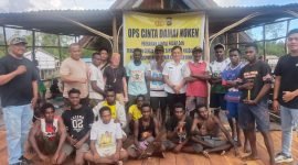 Potret Satgas Ops Cinta Damai Noken 2025 Polres Mimika, sedang merehab sarana ibadah Gereja Katolik Santa Maria Magdalena Poumako sebagai wujud kepedulian Polri terhadap masyarakat, Selasa 18 November 2025. (Foto: Istimewa)