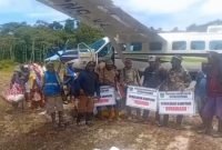 Sekelompok orang mengklaim Kapiraya masuk wilayah Kabupaten Deiyai. (Foto: Istimewa/Tangkapan layar video yang beredar)