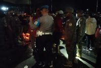 Personel gabungan saat mengamankan ratusan liter sopi di Pelabuhan Poumako Timika, Selasa 18 November 2025. (Foto: Istimewa)