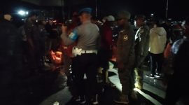 Personel gabungan saat mengamankan ratusan liter sopi di Pelabuhan Poumako Timika, Selasa 18 November 2025. (Foto: Istimewa)