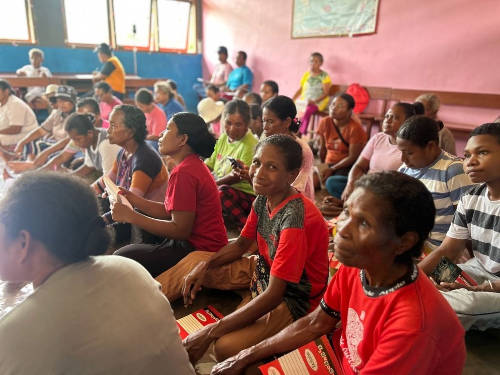 Puluhan perempuan Raja Ampat mengikuti pelatihan menjahit yang diadakan oleh Fashion Crafty Jakarta. (Foto: Istimewa/Dok. Fashion Crafty Jakarta)
