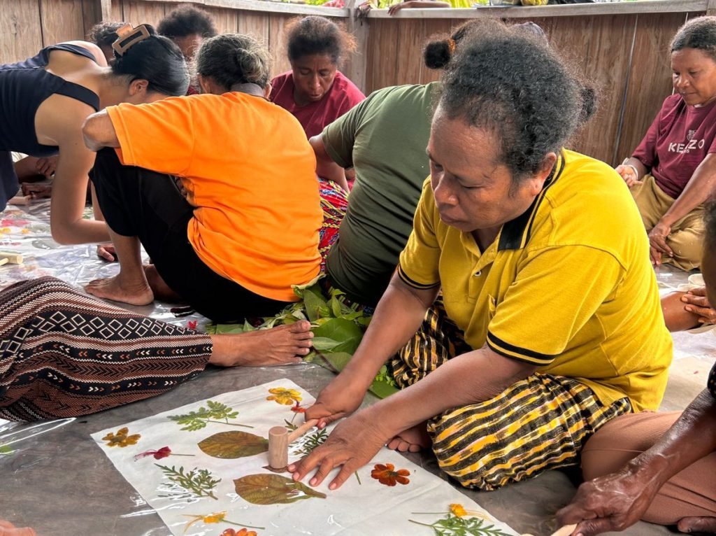 Perempuan di Raja Ampat mengikuti workshop eco-print, yaitu membuat motif pakaian dari daun dan bunga yang tumbuh liar di hutan. (Foto: Istimewa/Dok. Fashion Crafty Jakarta)