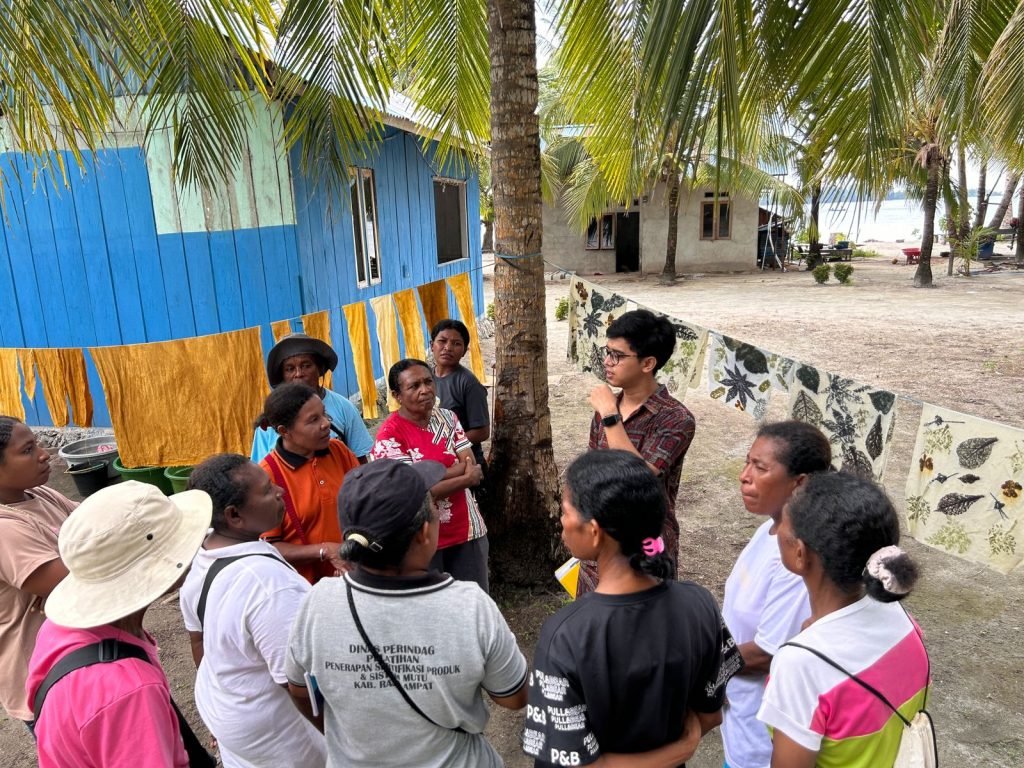 Perempuan di Raja Ampat mengikuti workshop eco-print, yaitu membuat motif pakaian dari daun dan bunga yang tumbuh liar di hutan. (Foto: Istimewa/Dok. Fashion Crafty Jakarta)