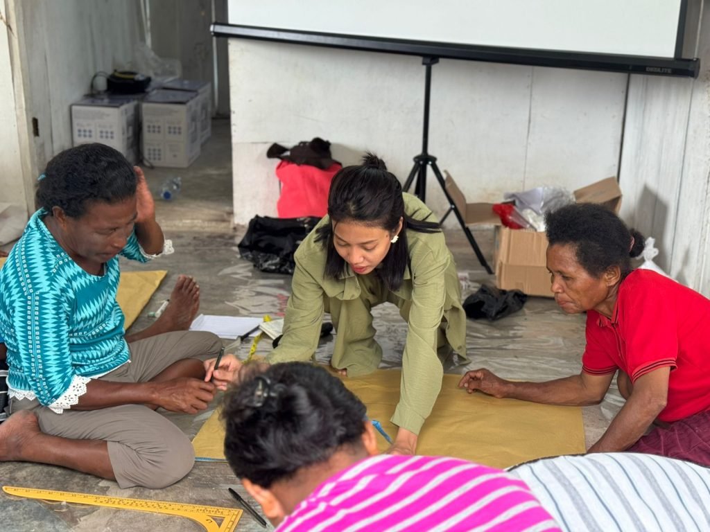 Sejumlah perempuan Raja Ampat mengikuti pelatihan menjahit yang diadakan oleh Fashion Crafty Jakarta. (Foto: Istimewa/Dok. Fashion Crafty Jakarta)