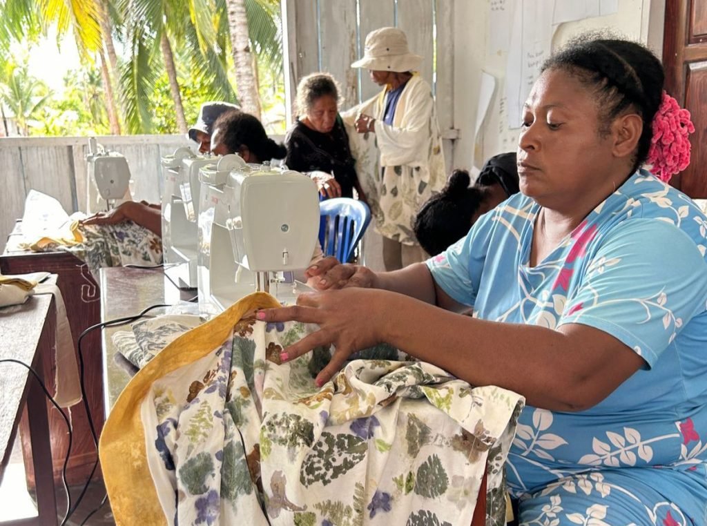Seorang perempuan dari Raja Ampat mengikuti pelatihan menjahit yang diadakan oleh Fashion Crafty Jakarta. (Foto: Istimewa/Dok. Fashion Crafty Jakarta)