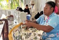 Seorang perempuan dari Raja Ampat mengikuti pelatihan menjahit yang diadakan oleh Fashion Crafty Jakarta. (Foto: Istimewa/Dok. Fashion Crafty Jakarta)