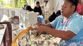 Seorang perempuan dari Raja Ampat mengikuti pelatihan menjahit yang diadakan oleh Fashion Crafty Jakarta. (Foto: Istimewa/Dok. Fashion Crafty Jakarta)