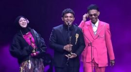 Diva Aurel, Silet Open Up, dan Jacson Seran menerima piala penghargaan AMI Awards 2025 di Ciputra Artpreneur, Jakarta, Rabu (19/11/2025). (Foto: Istimewa/Tangkapan layar video)