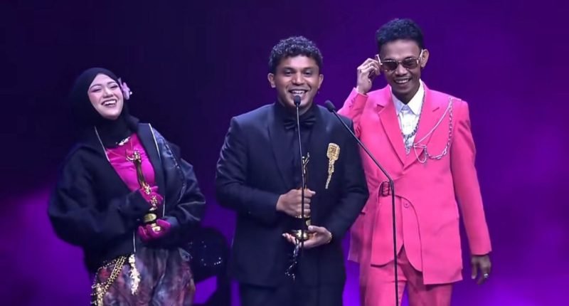 Diva Aurel, Silet Open Up, dan Jacson Seran menerima piala penghargaan AMI Awards 2025 di Ciputra Artpreneur, Jakarta, Rabu (19/11/2025). (Foto: Istimewa/Tangkapan layar video)