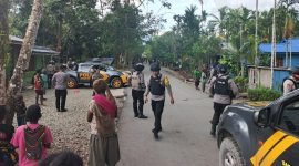 Polisi saat sedang melakukan pengamanan terhadap aksi saling serang di Kwamki Narama, Rabu 19 November 2025. (Foto: Istimewa)