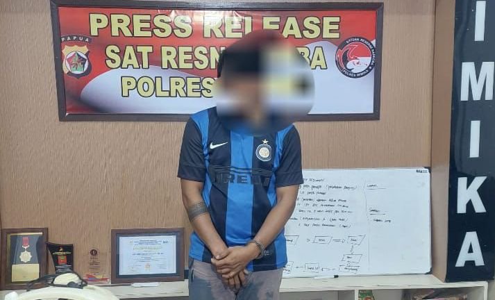 Pelaku pengedar narkoba di Koperapoka Mimika ditangkap dan diamankan oleh aparat kepolisian. (Foto: Istimewa)