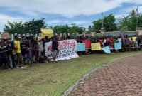 Massa saat melakukan aksi unjuk rasa di halaman Kantor DPRK Mimika, dalam rangka memperingati hari Otsus, Jumat (21/11/2025). (Foto: Galeri Papua/Ahmad)
