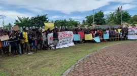 Massa saat melakukan aksi unjuk rasa di halaman Kantor DPRK Mimika, dalam rangka memperingati hari Otsus, Jumat (21/11/2025). (Foto: Galeri Papua/Ahmad)