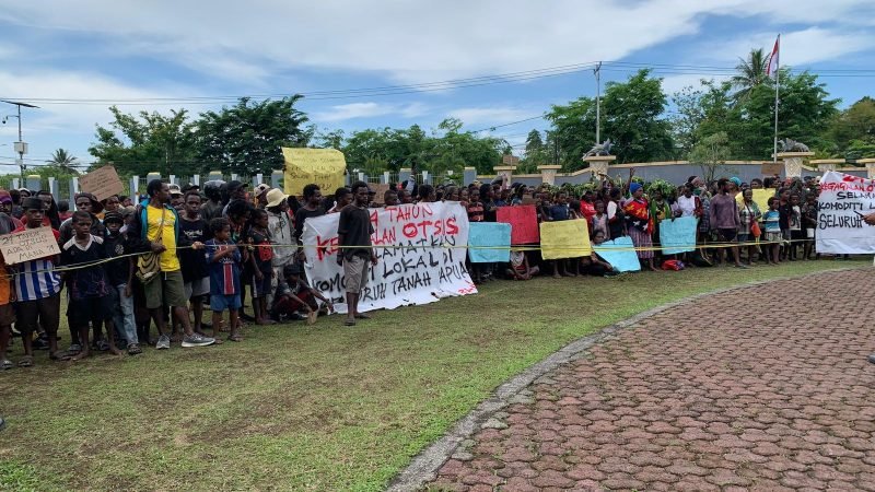 Massa saat melakukan aksi unjuk rasa di halaman Kantor DPRK Mimika, dalam rangka memperingati hari Otsus, Jumat (21/11/2025). (Foto: Galeri Papua/Ahmad)