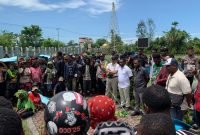 Dewan Perwakilan Rakyat Kabupaten (DPRK) Mimika temui para demonstran pada momen peringatan hari 24 tahun berlakunya Otonomi Khusus (Otsus) di Tanah Papua. (Foto: Galeri Papua/Ahmad)