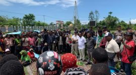 Dewan Perwakilan Rakyat Kabupaten (DPRK) Mimika temui para demonstran pada momen peringatan hari 24 tahun berlakunya Otonomi Khusus (Otsus) di Tanah Papua. (Foto: Galeri Papua/Ahmad)