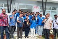 Foto bersama DPRP Papua Tengah, Nancy Natalia Raweyai dan Wakil Ketua DPD RI Yorrys Raweyai bersama perwakilan mahasiswa. (Foto: Istimewa)