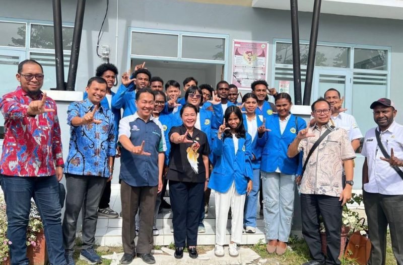 Foto bersama DPRP Papua Tengah, Nancy Natalia Raweyai dan Wakil Ketua DPD RI Yorrys Raweyai bersama perwakilan mahasiswa. (Foto: Istimewa)