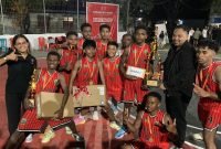 Ketua DPC PDI Perjuangan Kabupaten Mimika, Adrian Andhika Thie mewakili Gubernur Papua Tengah, Meki Fritz Nawipa, menyerahkan piala kepada juara Banteng CUP 2025, SMA Campuran, di lapangan Perbasi Kabupaten Mimika, Minggu malam 23 November 2025. (Foto: Galeri Papua/Ahmad)