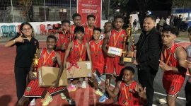 Ketua DPC PDI Perjuangan Kabupaten Mimika, Adrian Andhika Thie mewakili Gubernur Papua Tengah, Meki Fritz Nawipa, menyerahkan piala kepada juara Banteng CUP 2025, SMA Campuran, di lapangan Perbasi Kabupaten Mimika, Minggu malam 23 November 2025. (Foto: Galeri Papua/Ahmad)